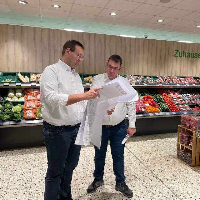 Das Foto zeigt Georg und Jochen Offermann in ihrem Supermarkt.