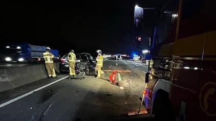 Das Bild zeigt mehrere Feuerwehrmänner an der Unfallstelle.