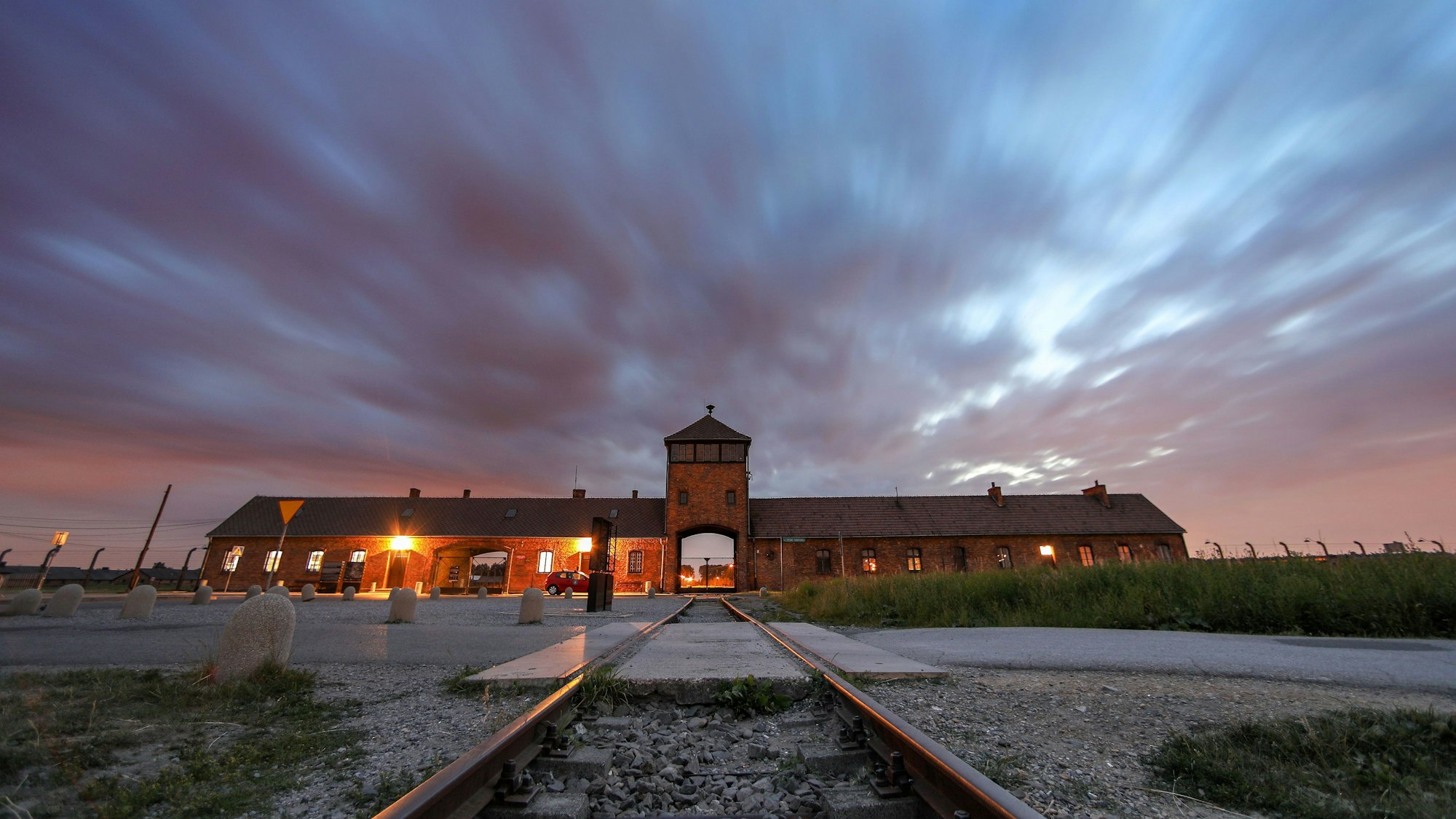 Blick auf das Tor zum früheren deutschen Vernichtungslager Auschwitz-Birkenau.