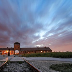 Blick auf das Tor zum früheren deutschen Vernichtungslager Auschwitz-Birkenau.