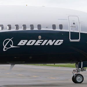 Eine Boeing des Typs 737 MAX 9 steht auf einem Rollfeld.&nbsp;