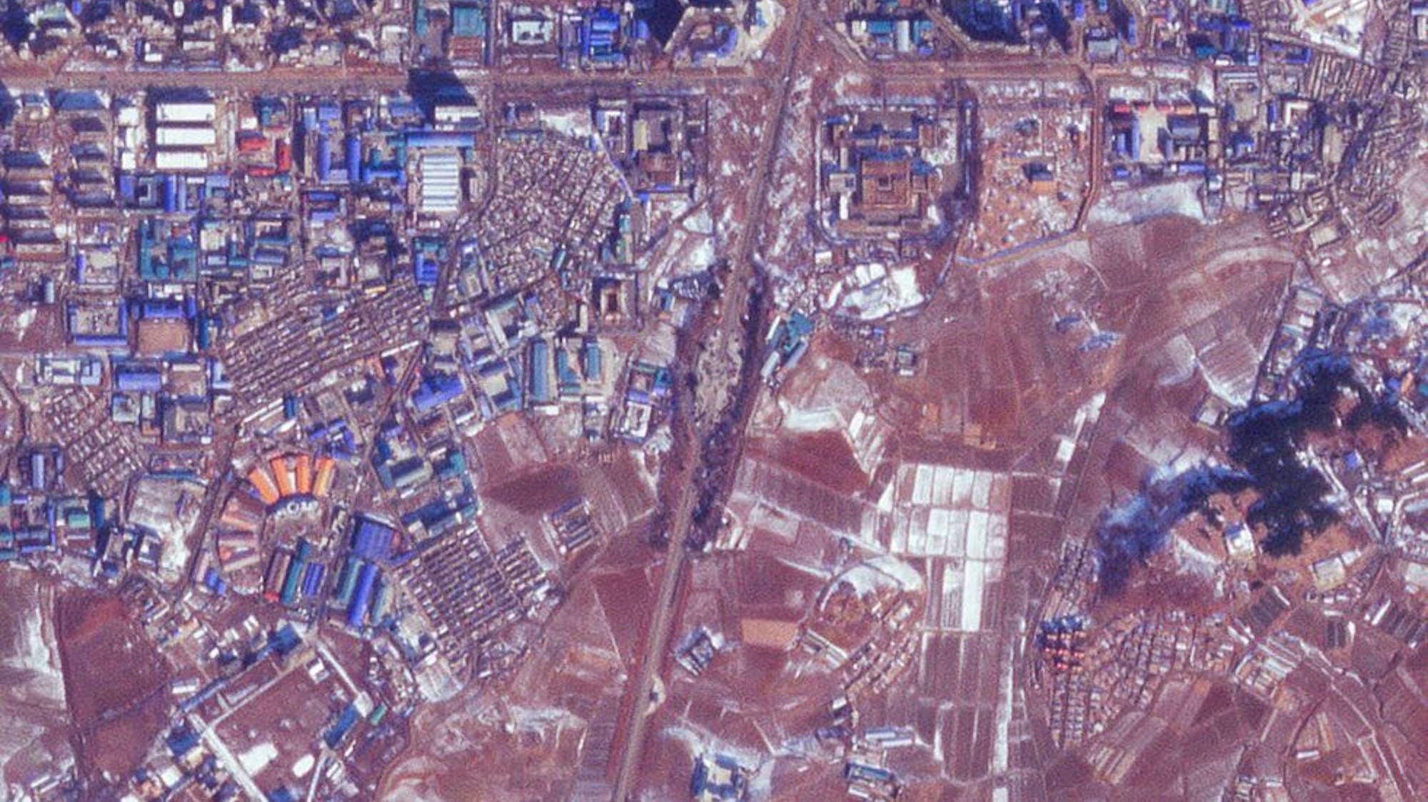 Dieses Satellitenbild von Planet Labs PBC zeigt das zerstörte Pjöngjang-Denkmal  am 23. Januar 2024. Das Denkmal scheint zerstört worden zu sein, nachdem die Spannungen auf der koreanischen Halbinsel in den letzten Monaten zugenommen haben.