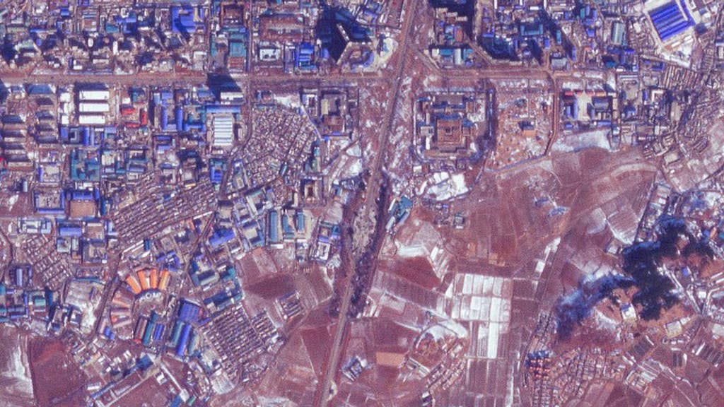 Dieses Satellitenbild von Planet Labs PBC zeigt das zerstörte Pjöngjang-Denkmal  am 23. Januar 2024. Das Denkmal scheint zerstört worden zu sein, nachdem die Spannungen auf der koreanischen Halbinsel in den letzten Monaten zugenommen haben.