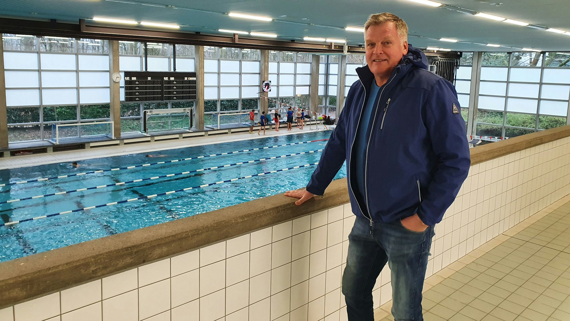 Rainer Henkel im Schwimmbad der Deutschen Sporthochschule in Köln.