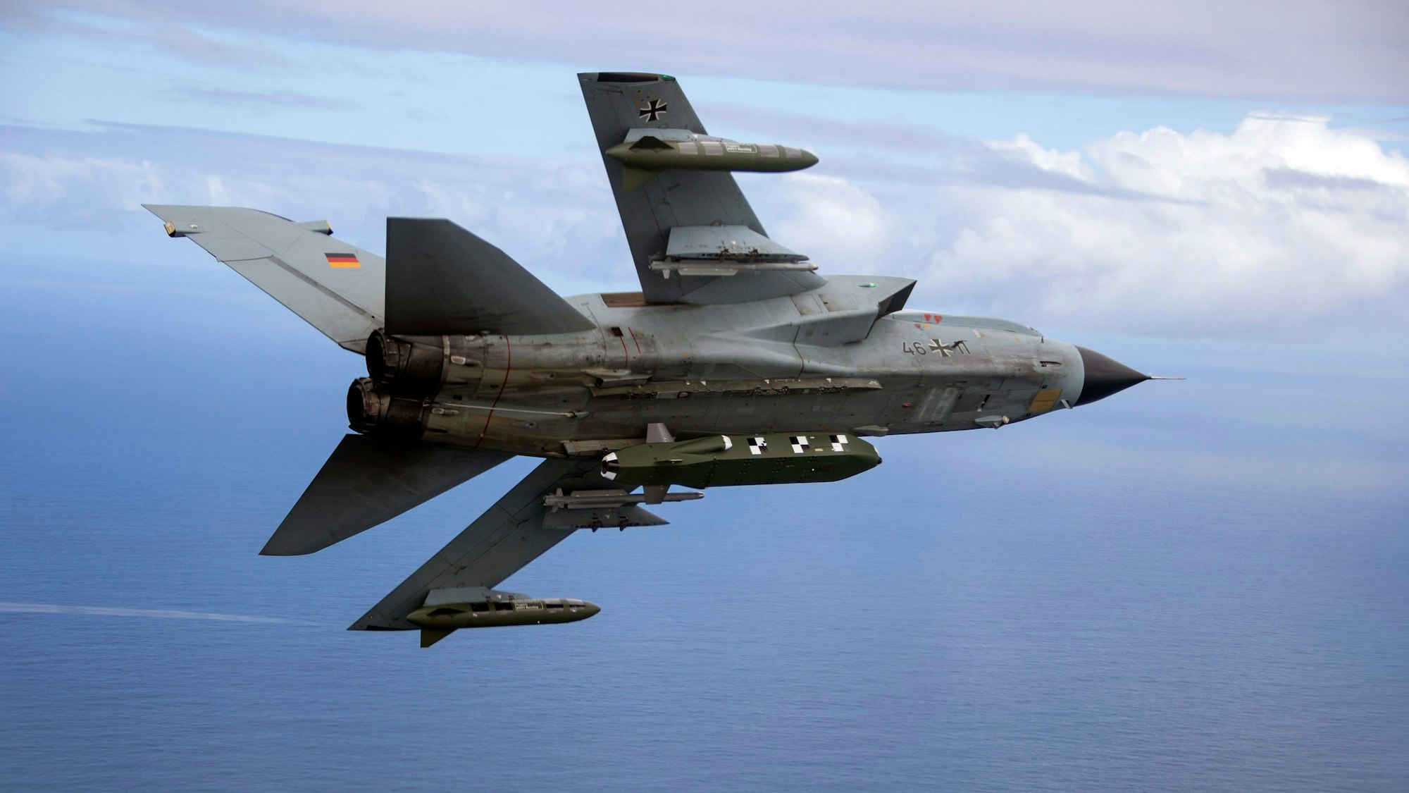 Ein Tornado-Kampfjet, bestückt mit dem Lenkflugkörper Taurus, bei einer Übung. (Archivbild)