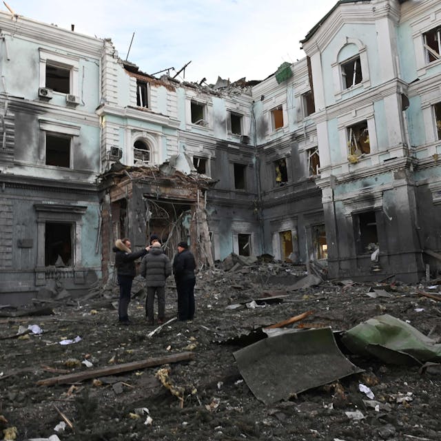 Am 24. Januar begutachtet eine Gruppe im ukrainischen Charkiw Schäden, die einen Tag zuvor russische Raketen angerichtet hatten.