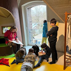 Kinder können im neuer Escaperoom im Naturgut Ophoven Rätsel lösen.