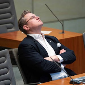 Prof. Dr. Daniel ZERBIN, AfD-Fraktion, sitzt im NRW-Landtag bei der Debatte über das Gesetz über die Feststellung des Haushaltsplans des Landes Nordrhein-Westfalen fuer das Haushaltsjahr 2024
