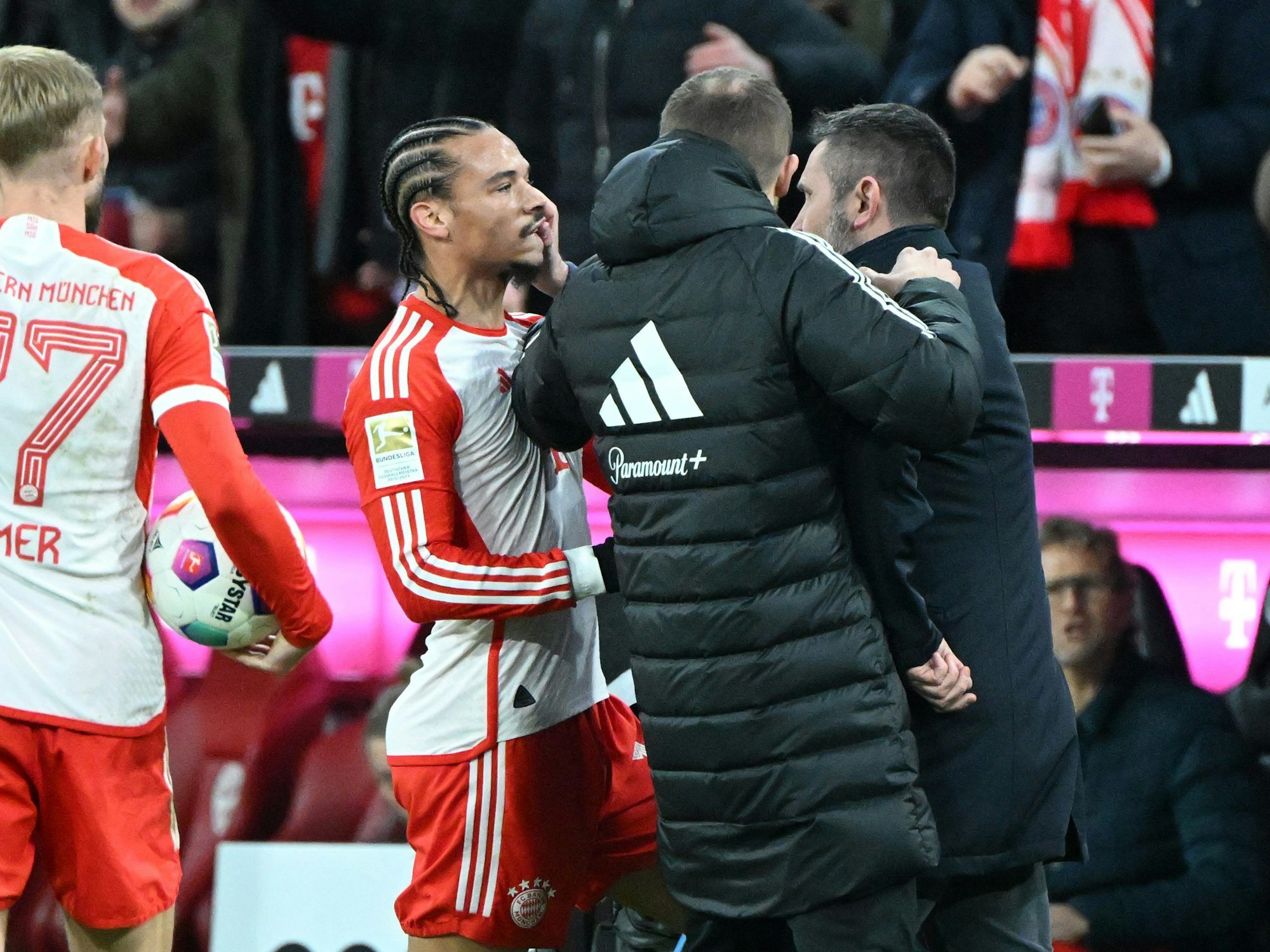 Unions Trainer Nenad Bjelica (r) greift Bayern Münchens Leroy Sane (M) ins Gesicht.