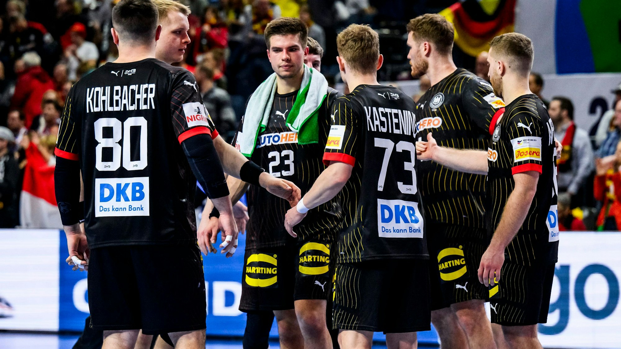 Die deutschen Handballer stehen nach dem Spiel bei der EM beieinander.