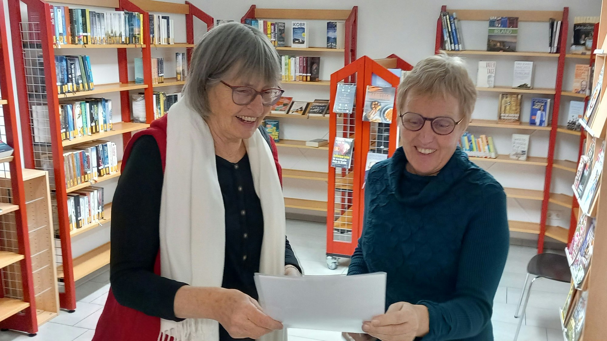 Käthe Langer (l.) und Dorothee Braun im Büchereiraum für Erwachsene