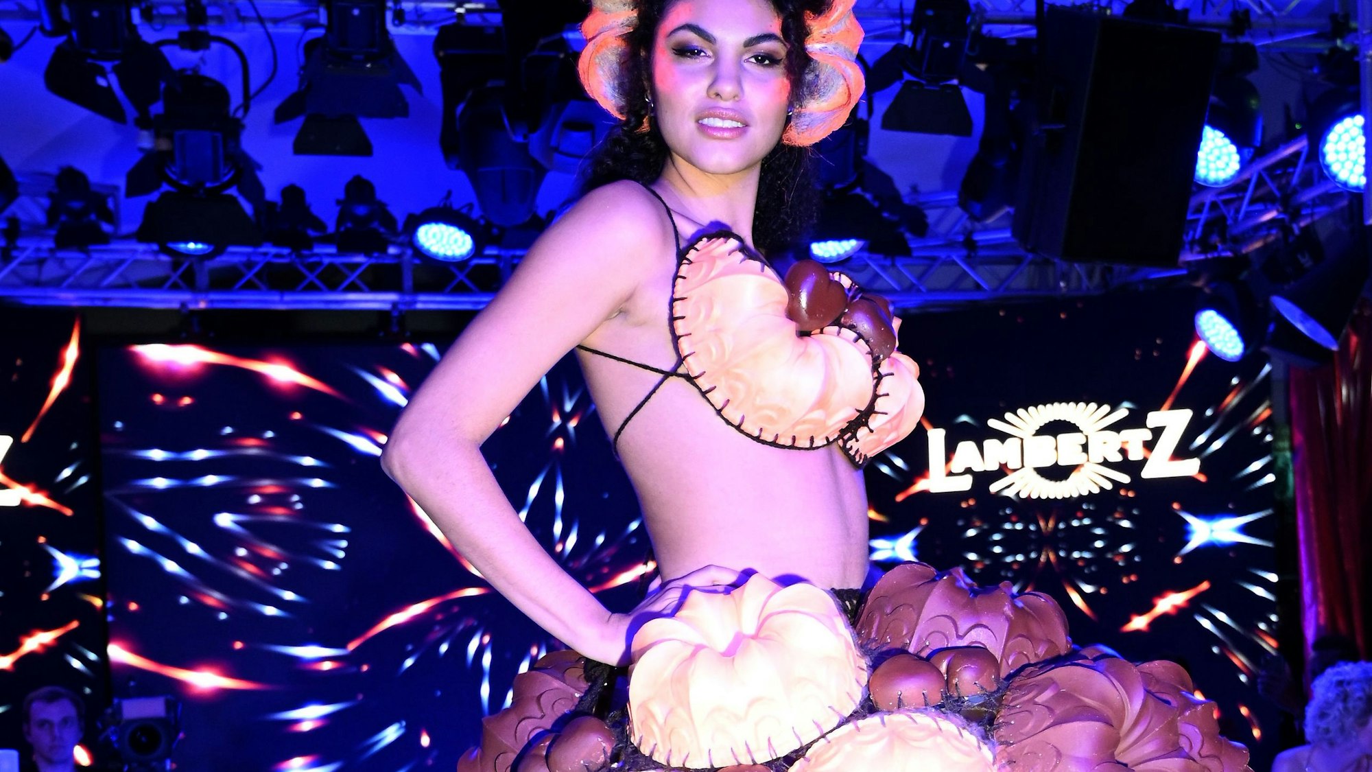 Das Model Julianna Townsend steht bei der «Lambertz-Monday-Night» des Süßwarenherstellers Lambertz im Rahmen der Internationalen Süßwarenmesse (ISM) auf der Bühne. Das Model Julianna Townsend präsentierte das Kuchen-Kleid.