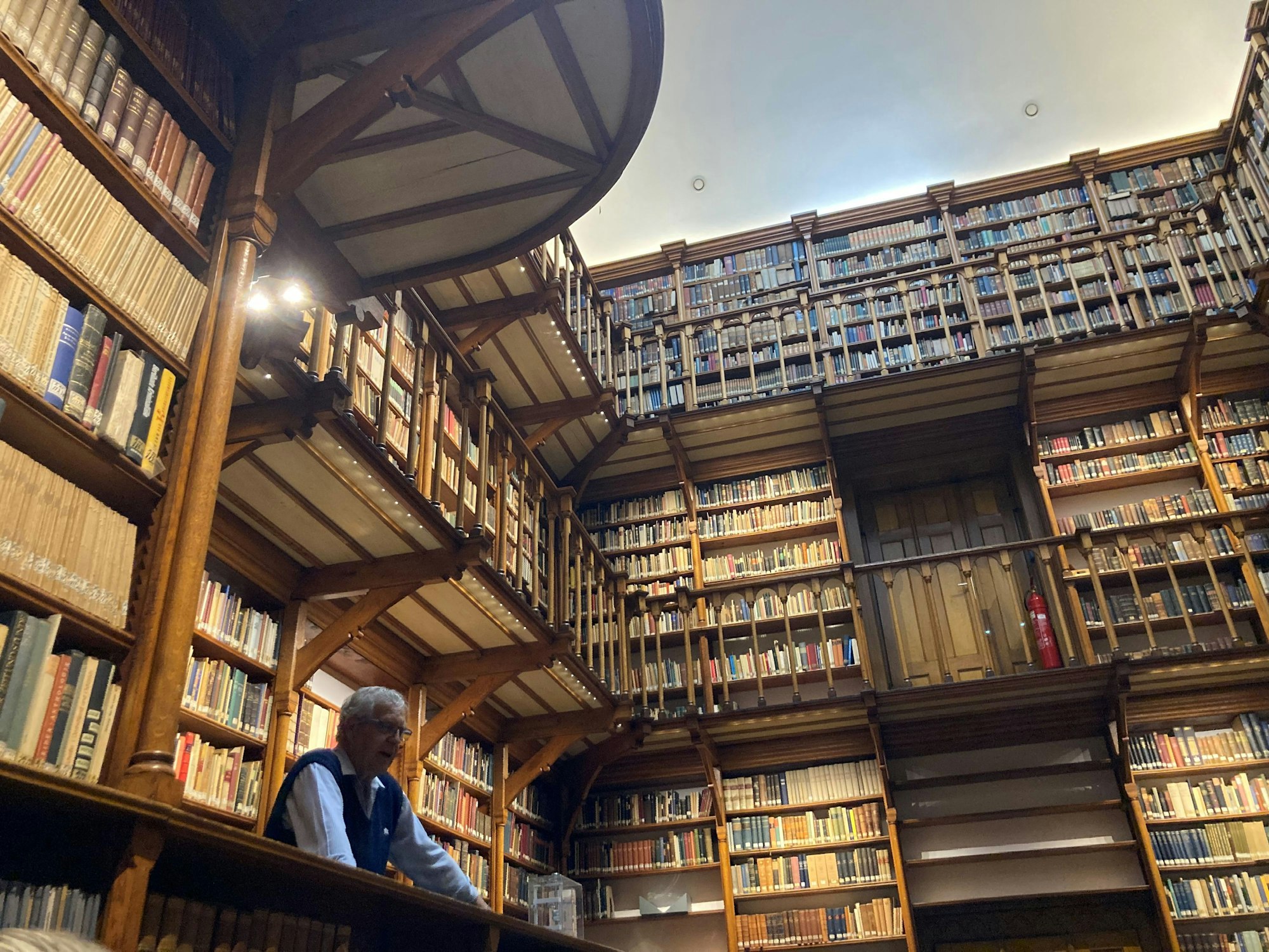 Holzbalustraden und Tausende alter Bücher reichen bis unter die Decke der Bibliothek.