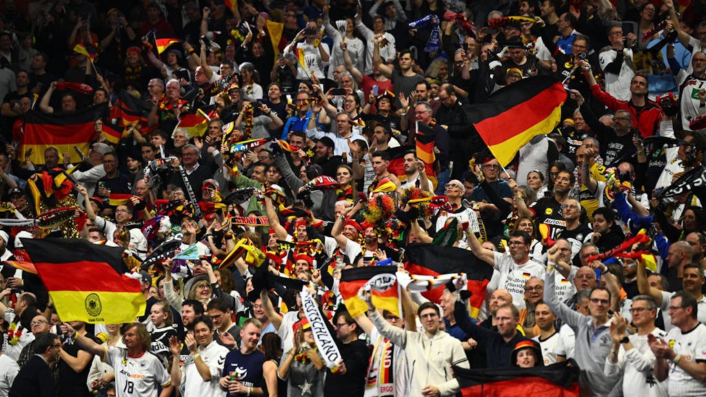 Deutschlands Handball-Fans jubeln bei einem EM-Spiel in der Lanxess-Arena.
