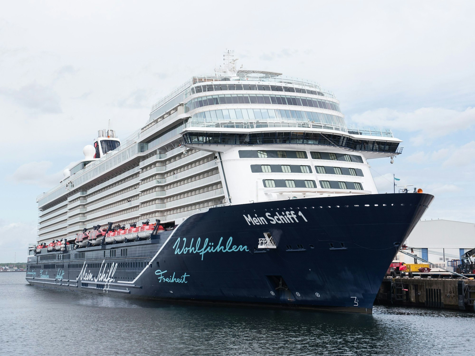 Die „Mein Schiff 1“ von TUI Cruises in Kiel.