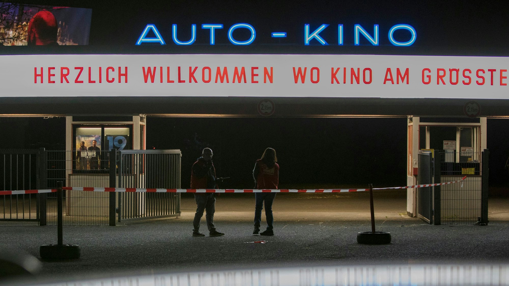 Im Dunkeln leuchtet der Schriftzug des Kölner Autokinos.