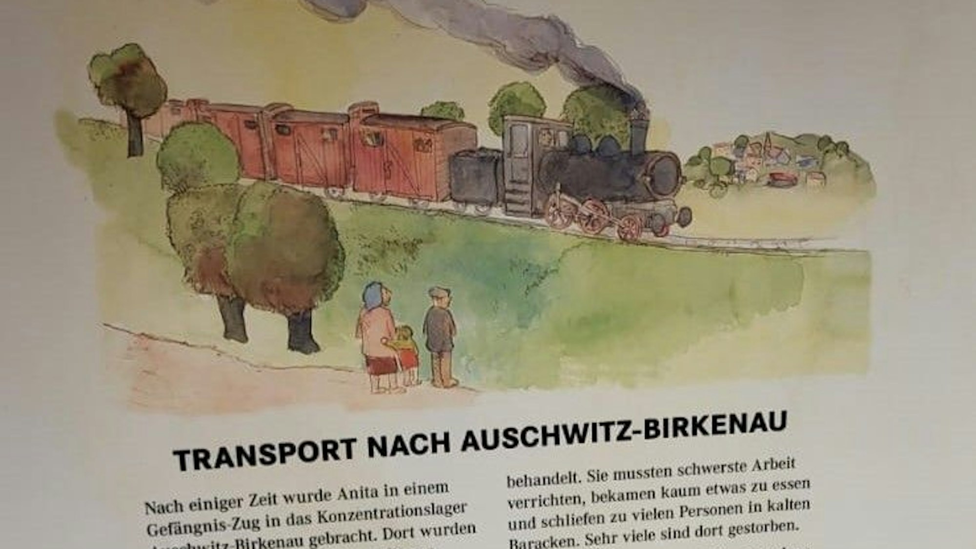 Eine Tafel zeigt ein gemaltes Bild mit einem Güterzug, darunter steht ein Text mit der Überschrift "Transport nach Auschwitz-Birkenau".