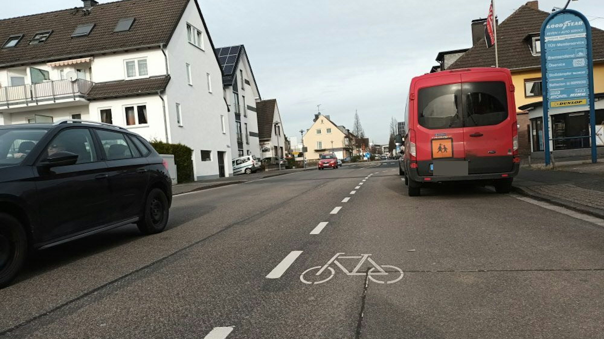 Eine Straße mit einer Markierung für einen Radweg.