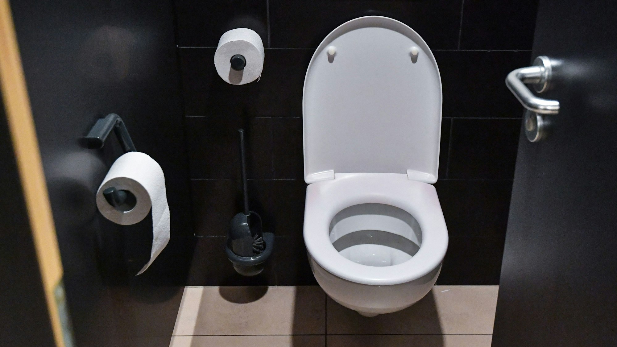 Eine moderne Toilettenkabine.