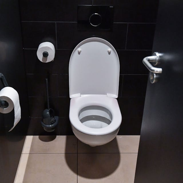 Eine moderne Toilettenkabine.
