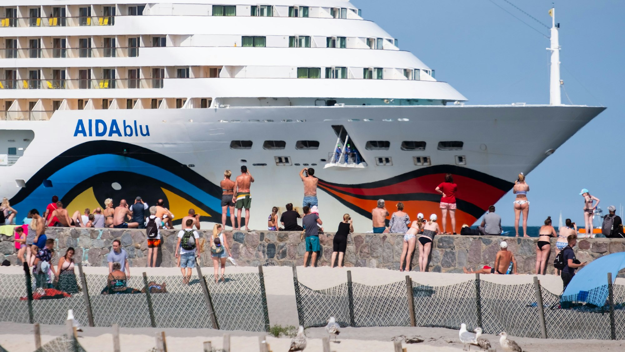 Die AIDAblu der Reederei Aida Cruises kommt ohne Passagiere im Ostseebad Warnemünde an.