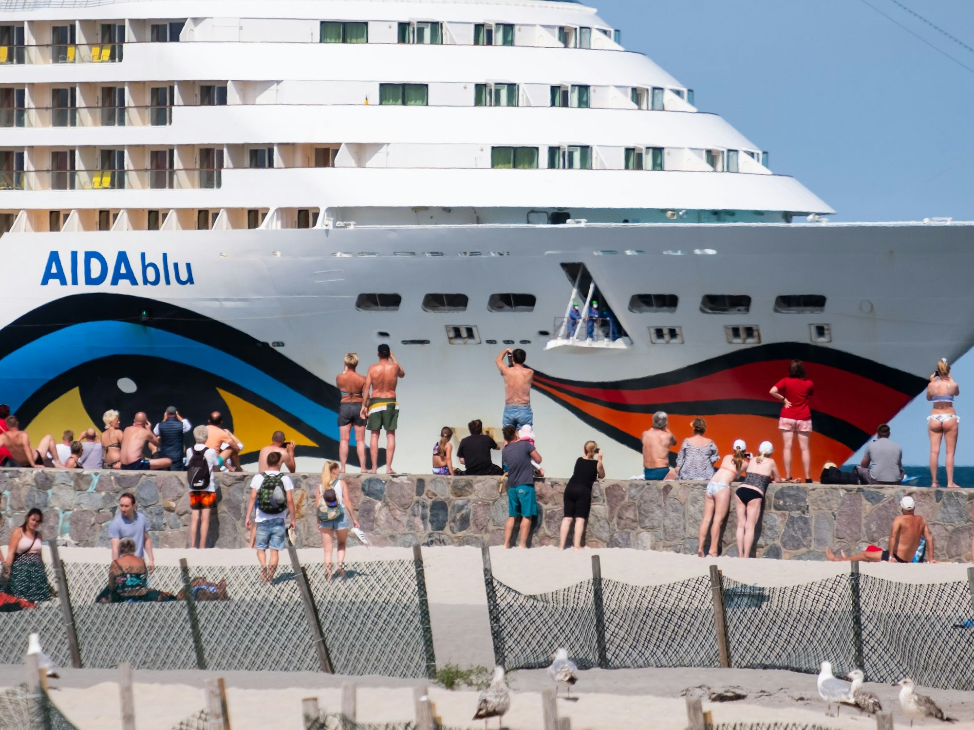 Die „AIDAblu“ der Reederei AIDA Cruises in Warnemünde.
