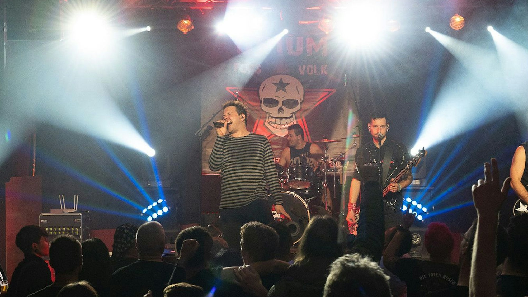 Die Band „Opium fürs Volk“ bei einem Konzert am Samstag (20. Januar) in der Groove Bar in Porz-Wahn.