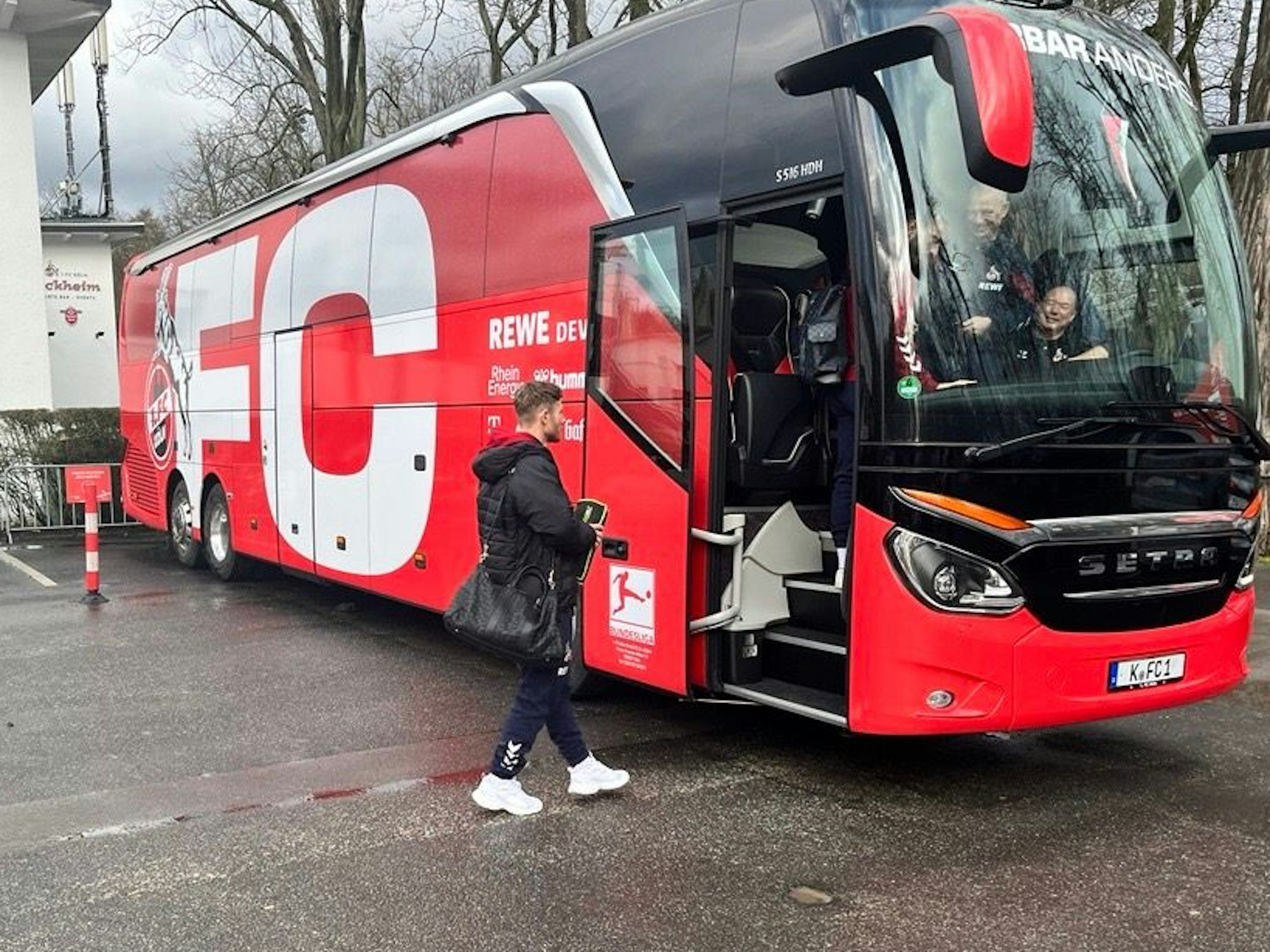 Florian Kainz steigt in den Bus Richtung Wolfsburg.