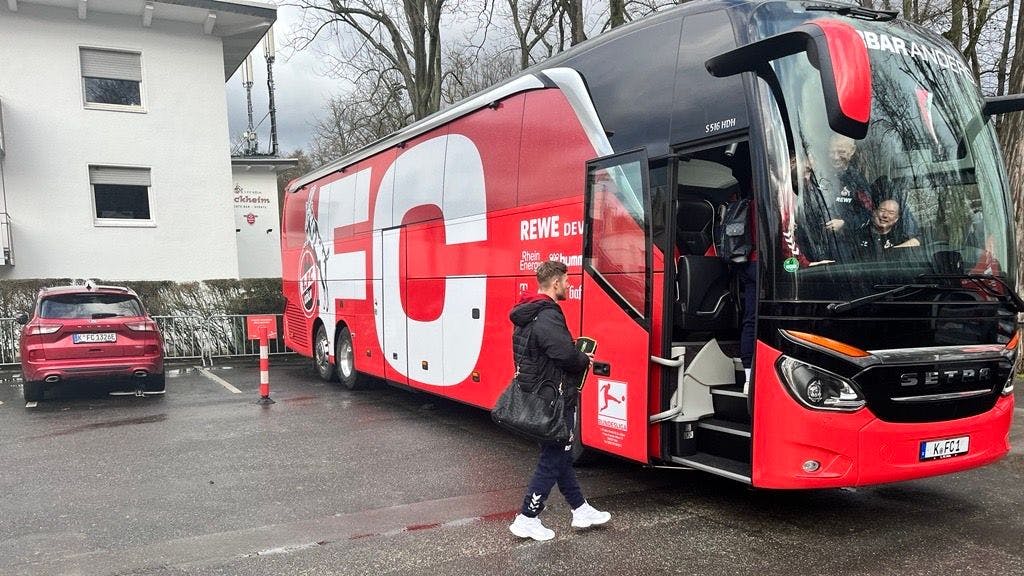 Florian Kainz steigt in den Bus Richtung Wolfsburg.