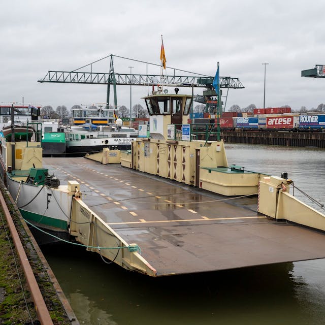 Die Rheinfähre „Fritz Middelanis“ liegt im Niehler Hafen, um von Gutachtern untersucht zu werden.