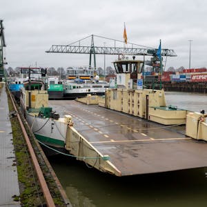 Die Rheinfähre „Fritz Middelanis“ liegt im Niehler Hafen, um von Gutachtern untersucht zu werden.