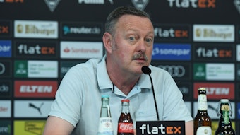 Roland Virkus bei einer Pressekonferenz.