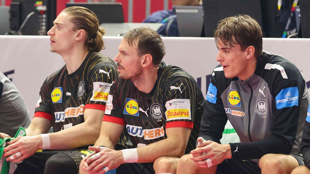 Juri Knorr(l.), Kai Häfner (M.) und Julian Köster beim Spiel der deutschen Handball-Nationalmannschaft gegen Kroatien am 24. Januar 2024.