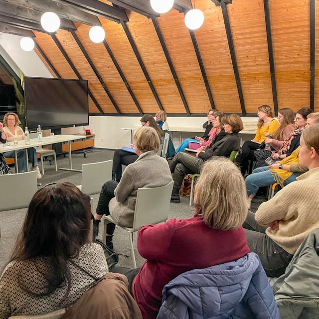 Eltern, Politiker, Erzieherinnen diskutierten im Katholischen Bildungsforum an der Manforter Straße darüber, wie man dem Kita-Notstand in Leverkusen beikommen könnte.