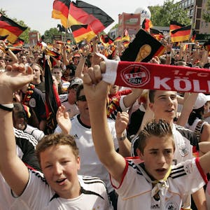 Rückblick auf die WM 2006: Feierstimmung beim Fan-Fest auf dem Kölner Heumarkt.