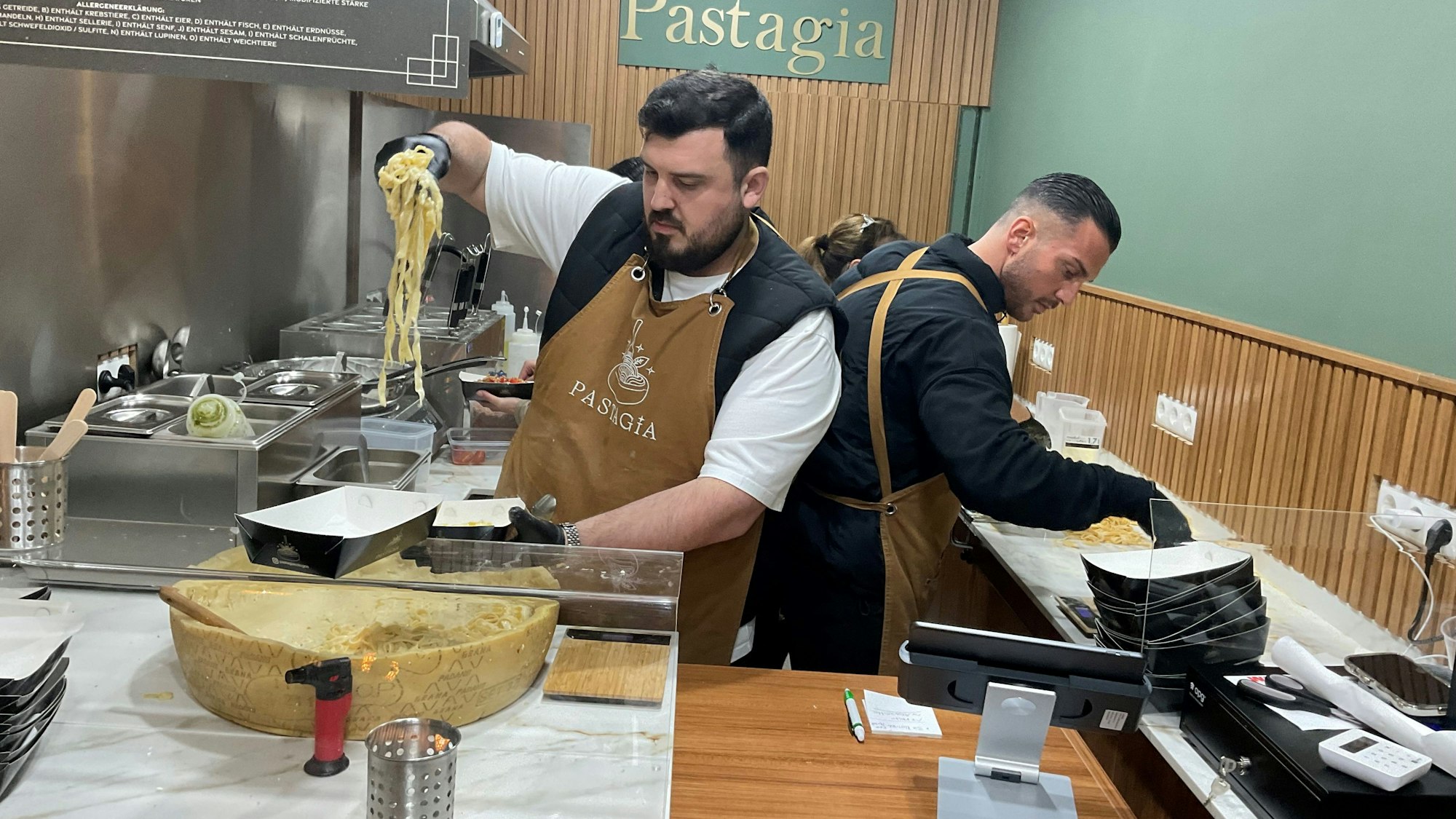 Zwei Männer in der Küche einer Pasta-Werkstatt