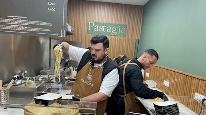 Zwei Männer in der Küche einer Pasta-Werkstatt