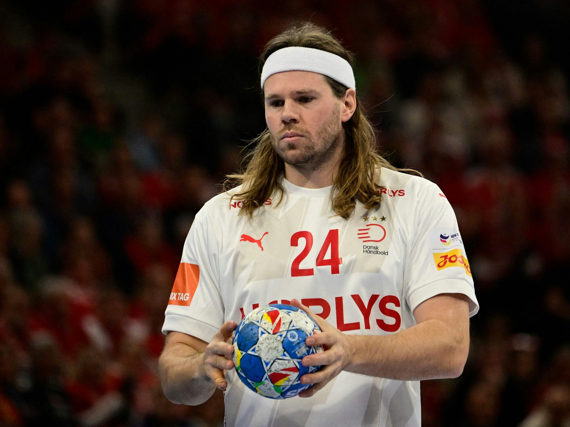 Mikkel Hansen mit dem Ball in den Händen.