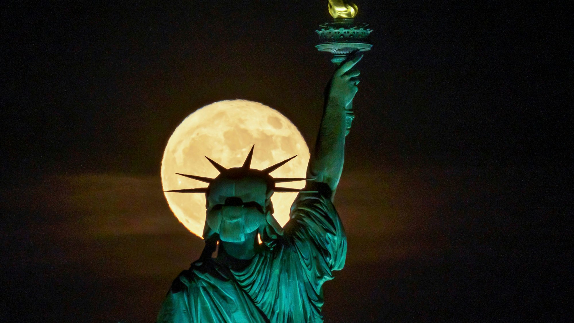 New York: Der Vollmond geht hinter der Freiheitsstatue auf. (Archivbild)