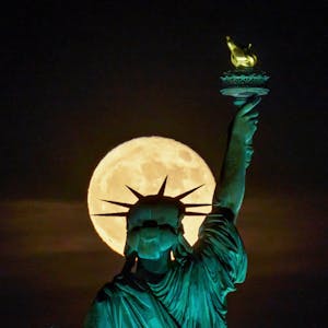 New York: Der Vollmond geht hinter der Freiheitsstatue auf. (Archivbild)