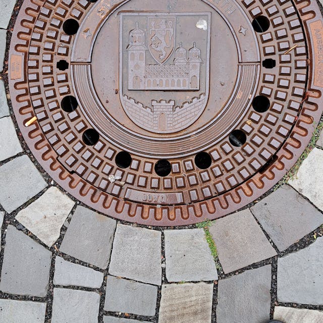 Das Bild zeigt einen Kanaldeckel mit dem Wappen der Stadt Wipperfürth