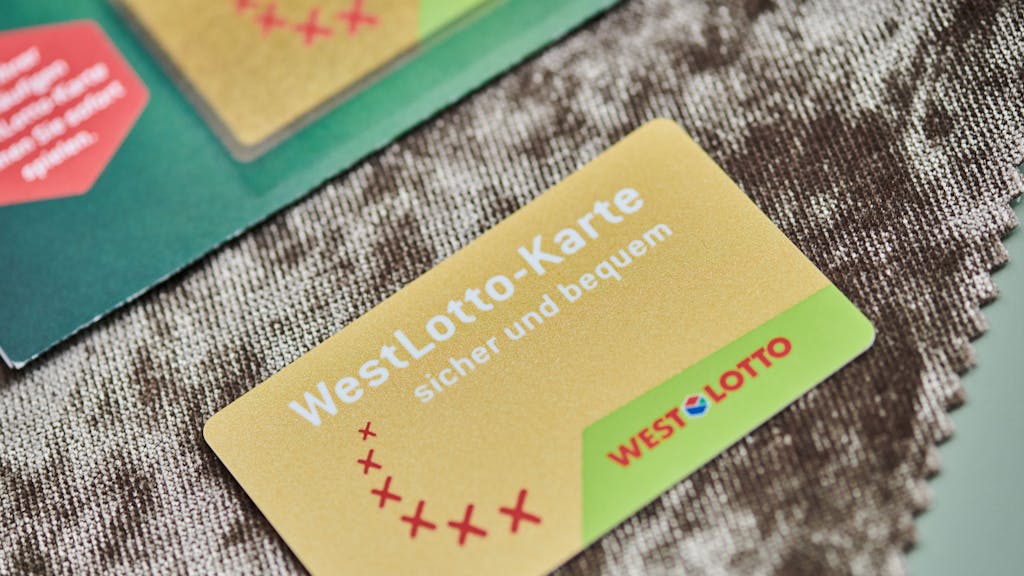 Eine WestLotto-Karte zu bestellen, lohnt jetzt besonders: Jeder Spielteilnehmer, der sich eine Kundenkarte von WestLotto zulegt, erhält einen Gutschein über fünf Euro. Die Gutscheine können bis 18.  Februar (Sonntag) für LOTTO 6aus49, Eurojackpot, die GlücksSpirale sowie die TOTO 13er Ergebniswette und TOTO 6aus45 Auswahlwette inklusive der Zusatzlotterien genutzt werden.