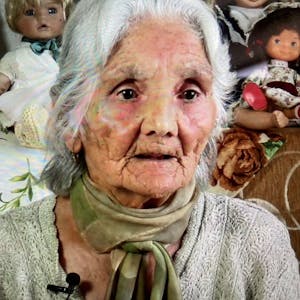 Theresia Neger ist im Porträt zu sehen; sie berichtet über die grausamen Kindheitserinnerungen in einem NS-Lager.