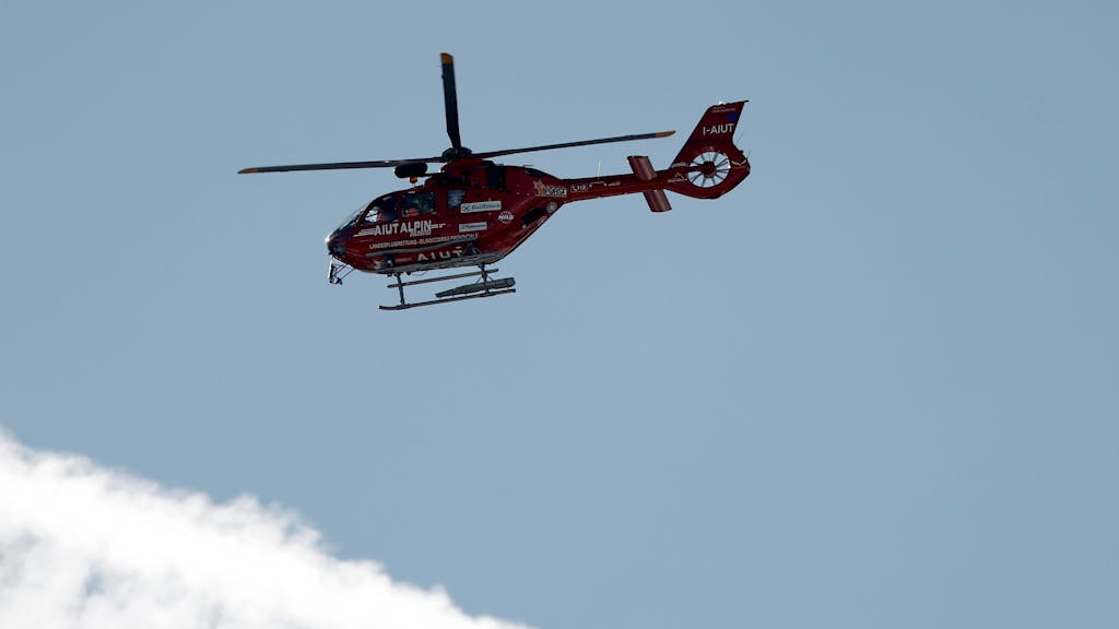 Ein Hubschrauber fliegt über der Strecke, um Mikaela Shiffrin in ein Krankenhaus zu brngen.