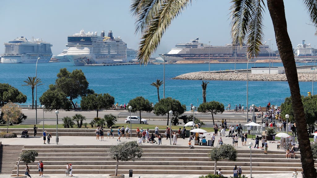 Die drei Kreuzfahrtschiffe AidaNova, Norwegian Epic und Celebrity Constellation im Hafen von Palma de Mallorca.&nbsp;