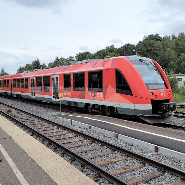 Das Foto zeigt eine Regionalbahn am Kaller Bahnhof.