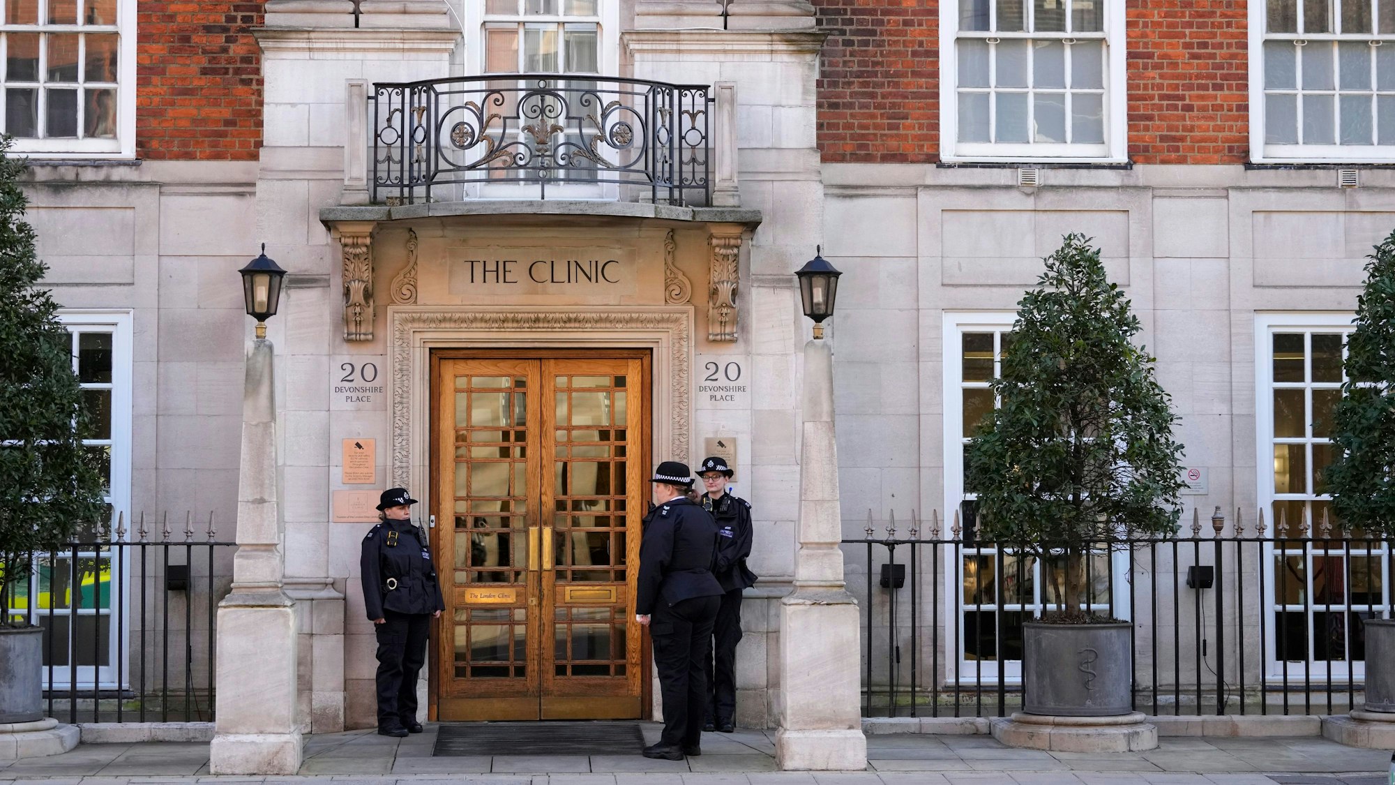 Polizisten stehen vor dem Eingang der London Clinic.
