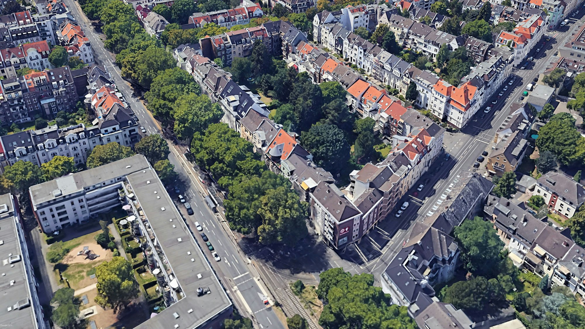 Der Ehrenfeldgürtel (links im Bild) und die Nußbaumer Straße (rechts) auf einer 3D-Ansicht, die aus Google Earth generiert wurde.