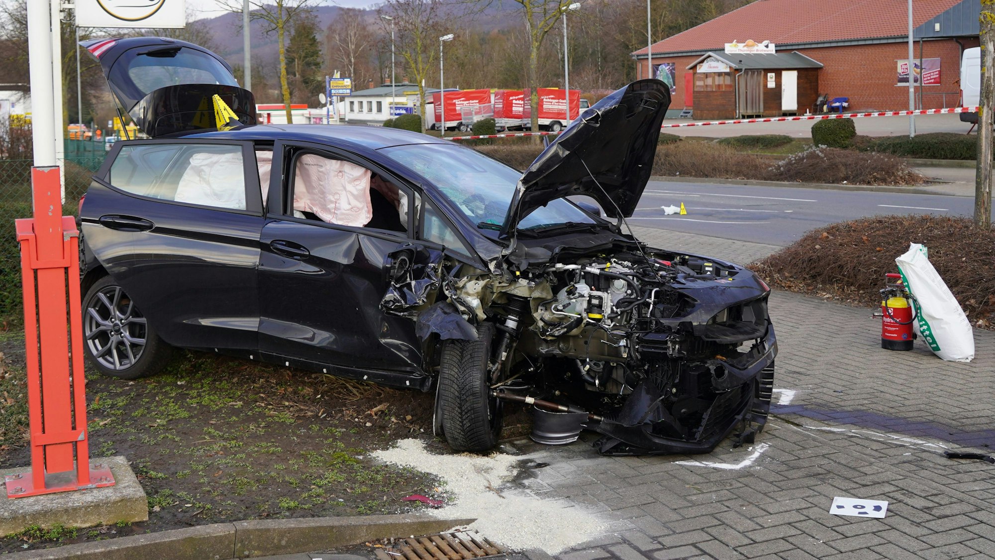 Nach einem Unfall steht ein schwer beschädigtes Auto in Seesen. Nach der Gewalttat an einer Schule in St. Leon-Rot bei Heidelberg ist der flüchtige mutmaßliche Täter mit seinem Auto in Niedersachsen in den Gegenverkehr geraten und bei einem Zusammenstoß verletzt worden.