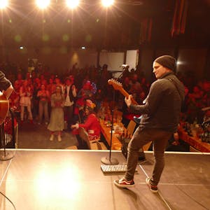 Zwei Männer mit Gitarren stehen auf der Bühne.